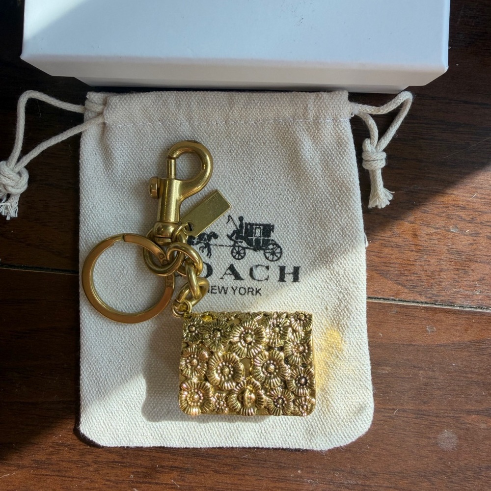Coach Gold Floral Embossed Key & Card Holder Charm - Picture 2 of 6